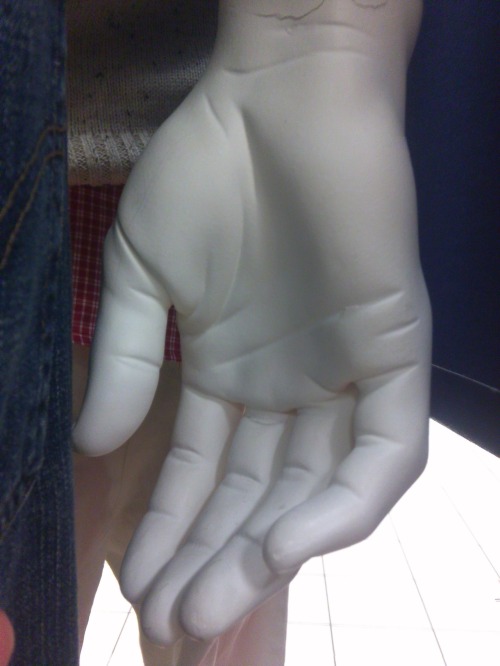 canni8al:  malubami:  lets talk about how insanely detailed the hands on the mannequins are at kohls  that’s bc kohls uses real people who shoplift 