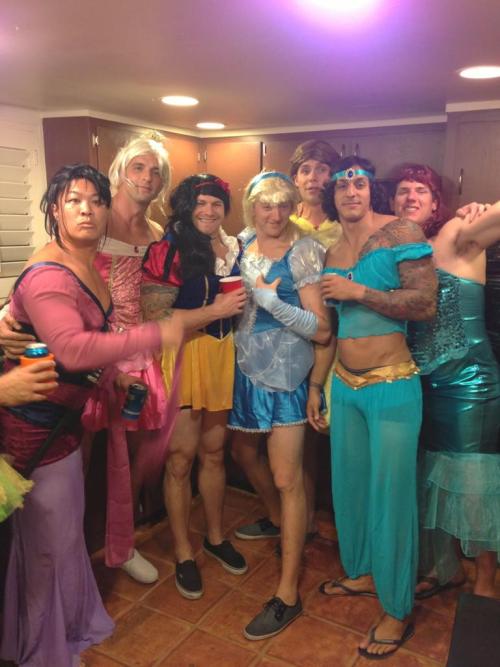 lateefthynative:  skyofdiam0ndss:  spookybrusselsprouts4everyone:  majortvjunkie:  OH MY GOD  no look at mulan  LMFAO DYING!  MULANNNNNNNNNNN LMFAO