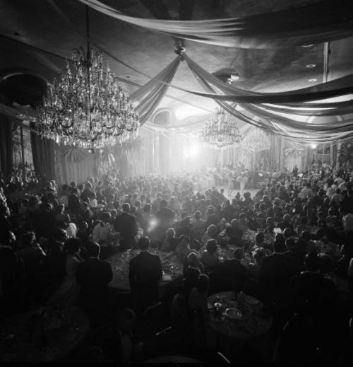 thenewmanhattanite: Charity Ball at the Waldorf Astoria, November, 1958. Photograph by Yale Joe