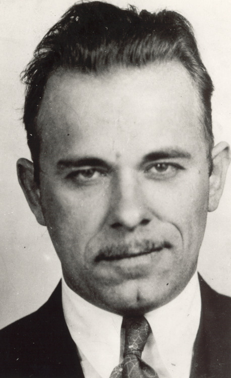enasnivolz:  alaskainthesky:  Real John Dillinger and Hollywood’s Dillinger  That smirk… 