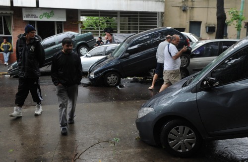 Autos apilados por el temporal de lluvia que afectó a la Capital Federal. (Gustavo Garello) 