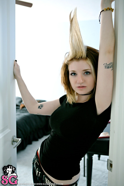 sglovexxx:  Nessy Suicide    Cute, luv the hair. ♥