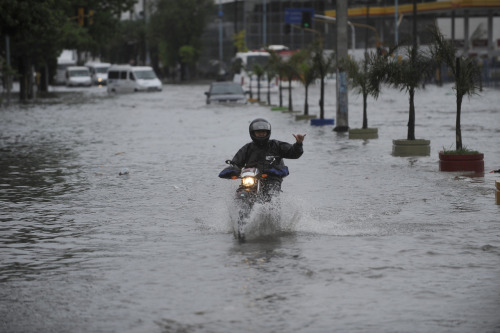 Luego de las lluvias de la madrugada se inundó la Av. Hipólito Yrigoyen, en Avellaneda. (Alfredo Mar