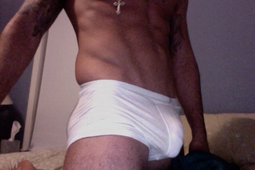 straightboyselfpics:  3000 followers to unveil this sexy Italian sausage! We’re up to 2887 right now! Almost there. And trust me, he’s HUNG! 