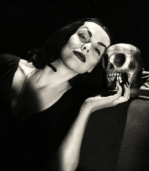cavegirl66 - vampira 50’s halloween skull