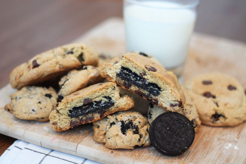 What’s better than a chocolate chip cookie? A chocolate chip cookie filled with Oreos!
Here are two ways to play it:
http://www.brit.co/oreo-chip-cookies/