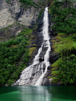 coldplvy:  inoperant:  Fyord Waterfall, Norway (by moonjazz)  ❦