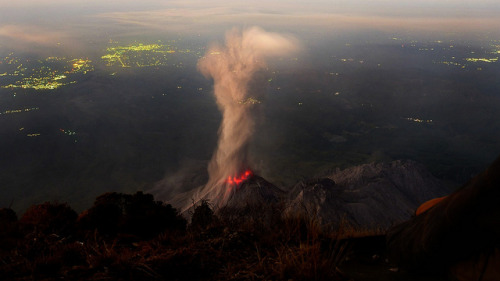 fyeahvolcanoes:Eruption at Dawn by Recovering Vagabond on Flickr.
