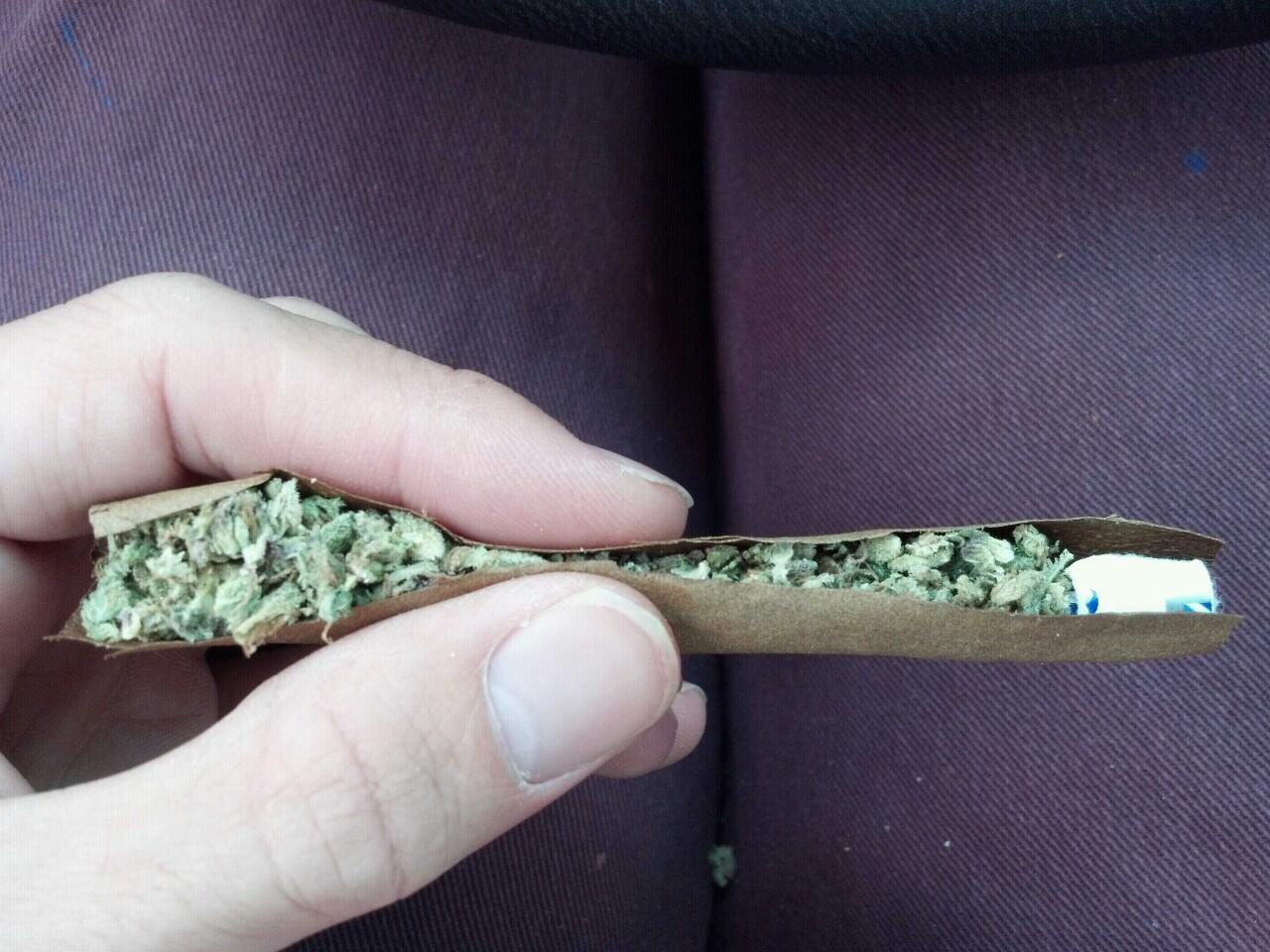 dielukedie:  Twisting one up.