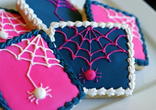 gastrogirl:  glamorous spider web cookies. 