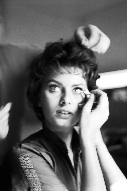 terrysmalloy:  Sophia Loren applying her makeup, 1960s. 