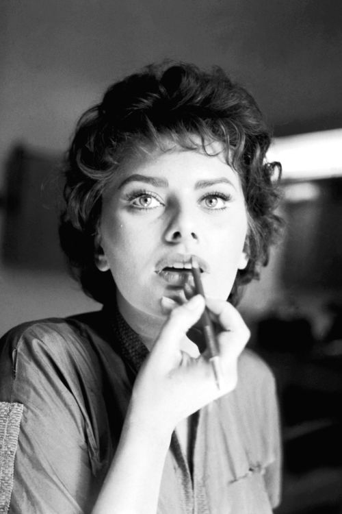 terrysmalloy:  Sophia Loren applying her makeup, 1960s. 