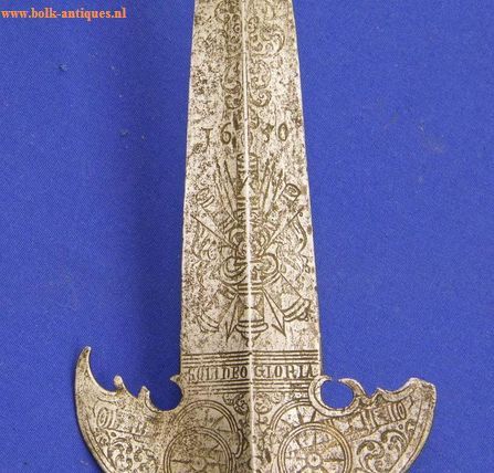 art-of-swords:Artillery Officers SpontoonDated 1650Measurements: length 240 cmThe polearm feature it