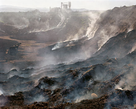 krim-daily: Edward Burtynsky “Oxford Tire Pile”