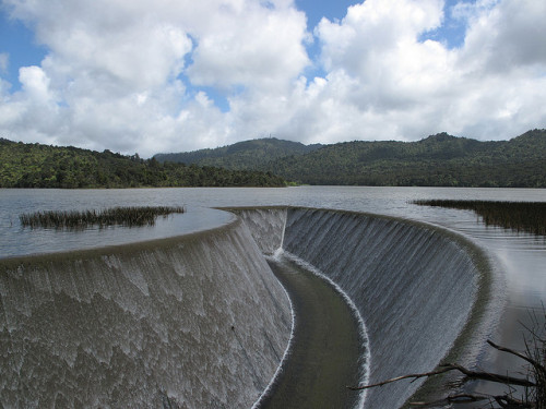 Nihotupu Dam near Waitakere, New Zealand (by zusjes weblog).
