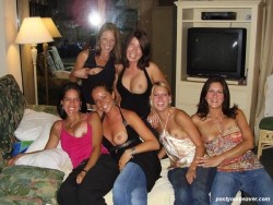 drunkandpartybabes:  titty flashing babes