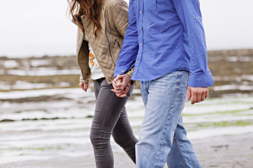 saveme-amazeme:  Click to fall in love ♥  I love holding your hand