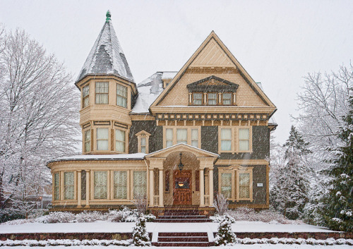 quiet-foxes:  packagedsmiles:  (by Ken Zirkel on Flickr)  Dream house 