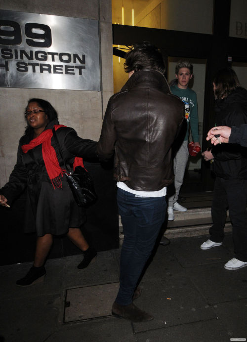 prinsasslou:IM LAUGHING SO HARD SHE WALKS BY AND HARRY ACCIDENTLY CUTS HER OFF AND SHE LOOKS AT HI