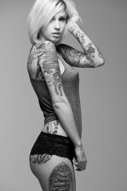 hotsexytattoogirls:  hot tattoo girl 