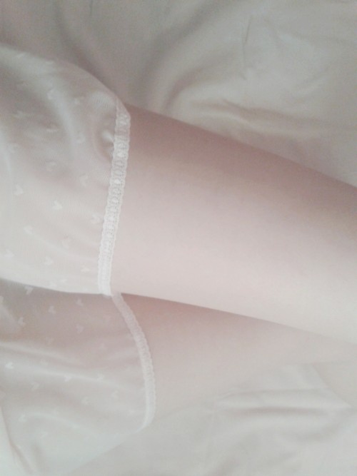 salt-roses:  Pink, pale and pretty. Message me if you are really similar :)