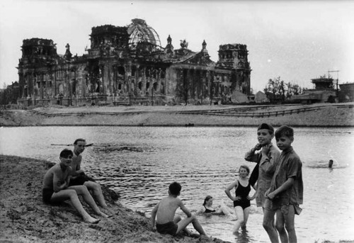 operationbarbarossa:Children enjoy a swim in the Spree despite the grim background of the Reichstag 