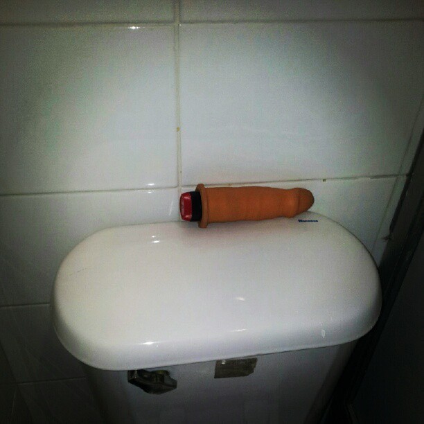 depijas:  Mientras tanto, en los baños de la UAH… que mieeeerda! xD!!