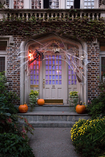 Halloween decorated house in Brooklyn, New York City (by jackie weisberg).