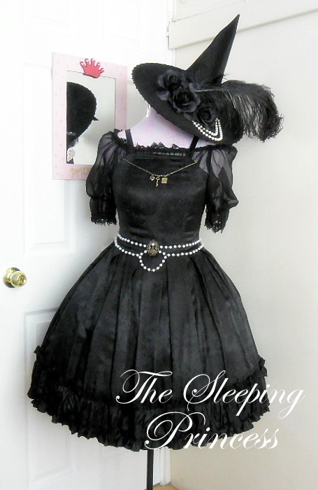 gothiccharmschool:  This is a darling witch-themed outfit! So cute!  sleeping—princess: &helli