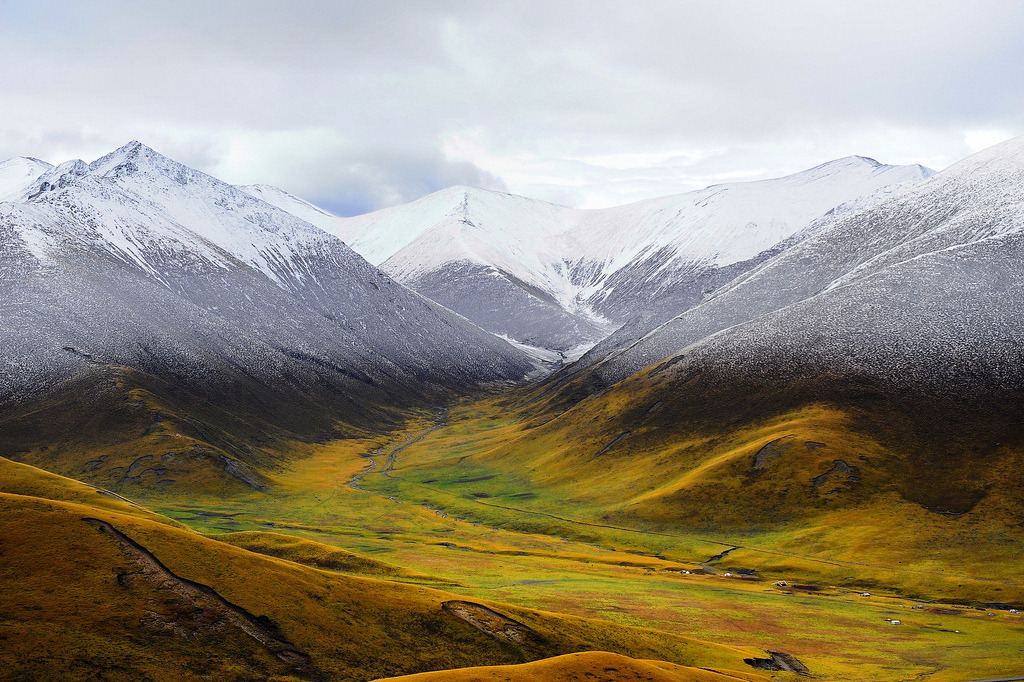 estimfalos:  Snow Line at the Tibetan Plateau by Reurinkjan The plateau is bordered