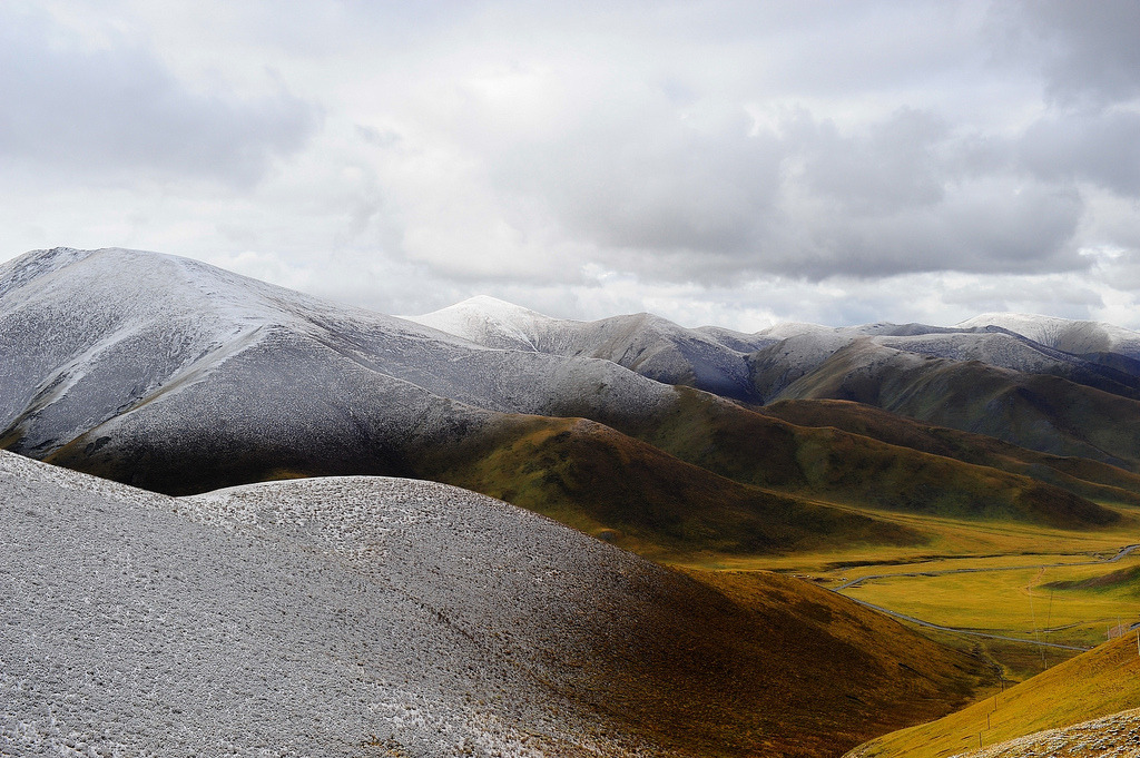 estimfalos:  Snow Line at the Tibetan Plateau by Reurinkjan The plateau is bordered