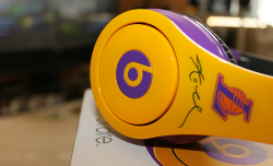 replacementbattery:  This limited edition monster beats by dr dre studio headphone for Los Angeles Lakers Kobe Bryant is so cool! Get such a beats by dre headphones for cheap will be amazing! 