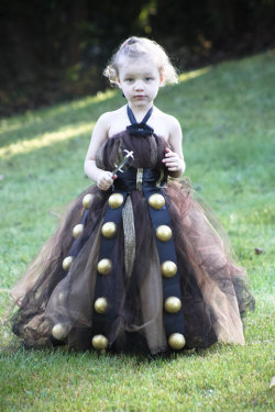 nudityandnerdery:  feigenbaumsworld:  Dalek Princess by ~brienicole  And she’s holding the beater from an electric mixer. That is too adorable. 