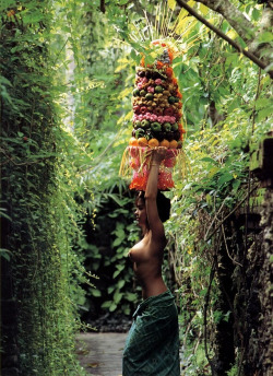 yourmaj3sty:  Woman in Bali. 