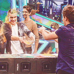 EVERYTHING IS ONE DIRECTION & NOTHING HURTS