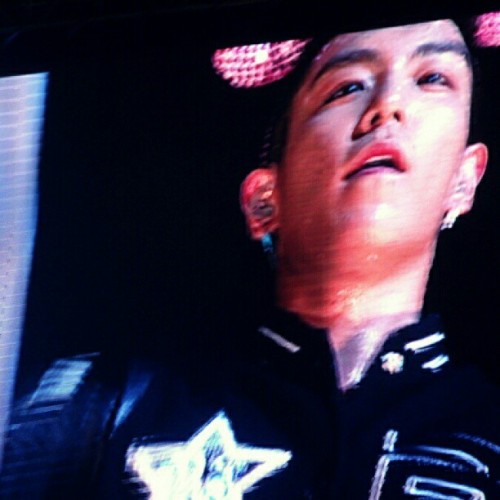 TOP&rsquo;s too hot he can&rsquo;t handle himself! kyaaaa &lt;3 #BIGBANG #AliveTour #Sam