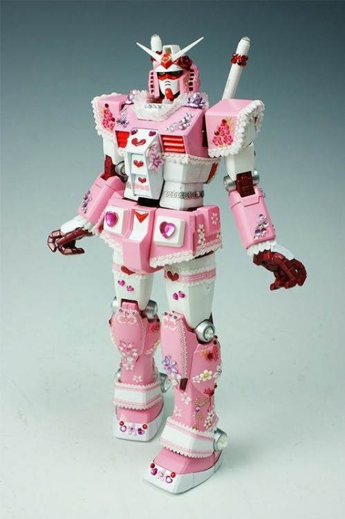 zanelokher:  heckfire:  hekonda:  最も可愛く仕上げたガンダムのプラモデル【画像】（ヒロイモノ中毒） http://cherio199.blog120.fc2.com/blog-entry-7634.html  Bedazzle technology taken to it’s logical extreme.   caguai