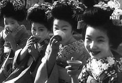 gifmovie:  Young geishas waiting to entertain Kamikaze pilots (1944) 
