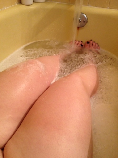 theideal-life:  scrubba-dubb-dubb, dirty girl in the tub ;) enjoy! 