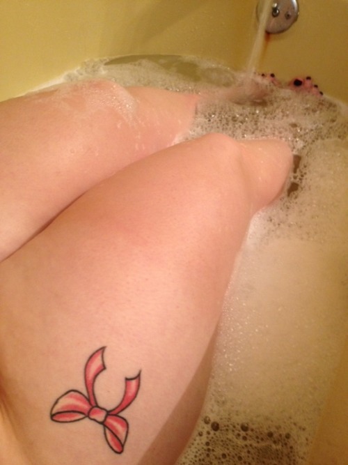 theideal-life:  scrubba-dubb-dubb, dirty girl in the tub ;) enjoy! 