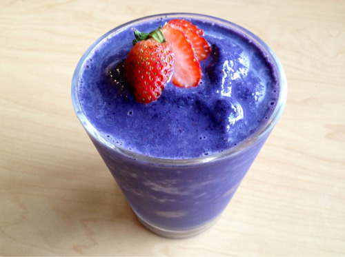 veggieomnom:  Almond milk, frozen blueberries, ice, and soy protein powder smoothie.