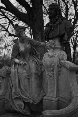 my-rotting-carcass:  Monument to Jean-Antoine Watteau. By Henri Désiré Gauquié. Jardin du Luxembourg, Paris. 
