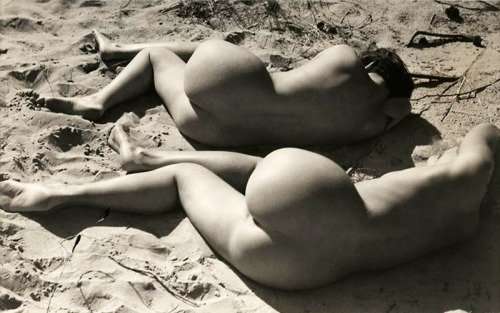 20th-century-man: Two nudes on a beach / models Hedwig Mankiewitz, Vera Broido / photo by Raoul Haus