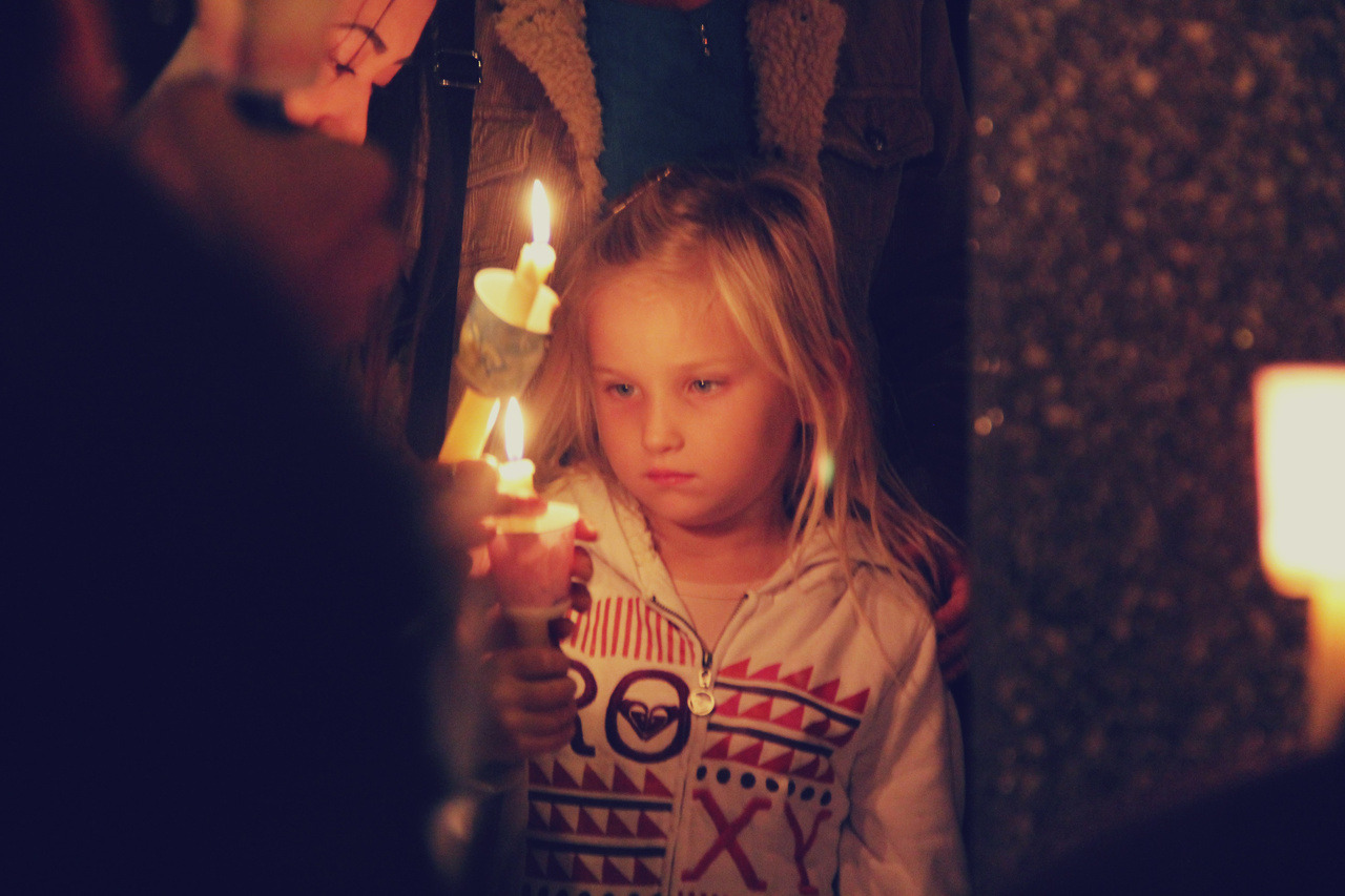 acaciatreephotography:  Mitch Lucker’s daughter, Kenadee Isis Lucker (age 5) holding