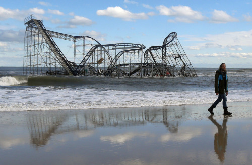 laughingsquid:  Hurricane Sandy: The Aftermath  I’ve finally been able to be in places with stable enough internet that I can actually look at photographs from Hurricane Sandy.  It’s a bizarre feeling, to say the least.  I’ve ridden