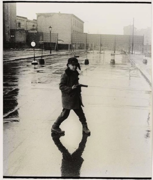 heracliteanfire:A little gunslinger in East Berlin. Bernard Larsson, 1963. (via Réunion des m