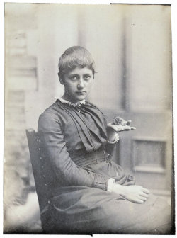 gorgonetta:  [Beatrix Potter with her pet mouse Xarifa, 1885.]