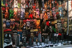 dinkleberriesonparade:  heybabemetalhead:  Paradise to my eyes!!!! *-*  this looks like the store next to rock town in hollywood :0a;sdkfja;dskljf fuck! 