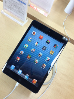 enoeno:  iPad mini 大きさつたわりづらいですが軽くて良いです。 片手操作は難しいと思います。発売前後に故ジョブズ氏のお墓が落雷で真っ二つになったとも聞きました。 いわくつき端末になるんですかね。