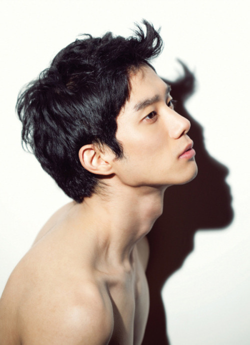 doshita:   The elegance of Asian men… <3  